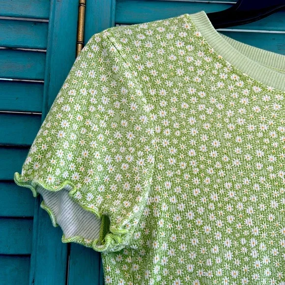 Heart Hips Light Green Juniors Floral Short Sleeve Top - Picture 2 of 5